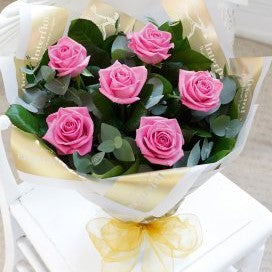 6 bleikar rósir með grænu - Reykjavíkurblóm