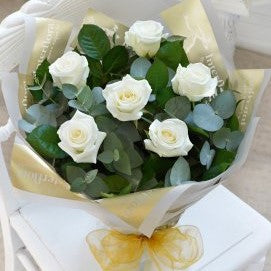 6 hvítar rósir með grænu - Reykjavíkurblóm